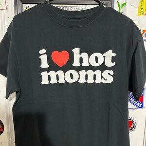 I <3 hot moms tee